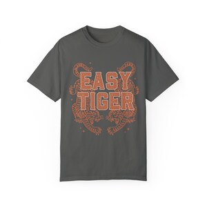 Camiseta gráfica Easy Tiger, camisa de tigre, colores cómodos, camiseta boho, camiseta de inspiración vintage de moda, camiseta boho para mujer, ropa estética Pepper