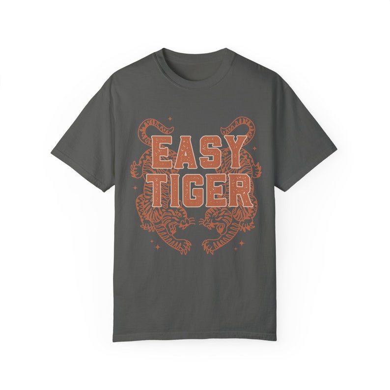 Camiseta gráfica Easy Tiger, camisa de tigre, colores cómodos, camiseta boho, camiseta de inspiración vintage de moda, camiseta boho para mujer, ropa estética Pepper