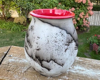 Handmade horse hair scalloped vase with red rim