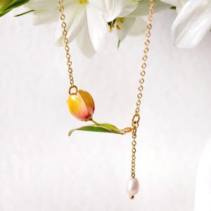 Dainty Tulip Pearl Necklace, Birth Flower Necklace, Bridesmaid Jewelry Gift for her, Flower Pearl Necklace for Mom