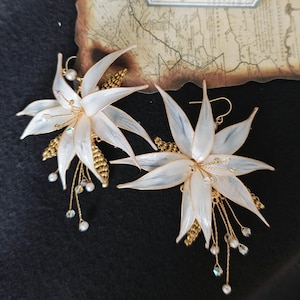 Resin Lily Bridal Earrings, Handcrafted Floral Wedding Jewelry, Elegant White Flower Earrings, Bridal Accessories, Gift for her
