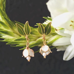 Maiglöckchen Perlenohrring, Lilie baumeln Ohrringe, zierliche Fee Blumen Ohrringe, Cottagecore Ohrring, Bridesmaids Ohrring Geschenk für sie