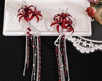 Brinco de resina com lírio-aranha vermelho, estilo gótico floral, perfeito para cosplay de anime.