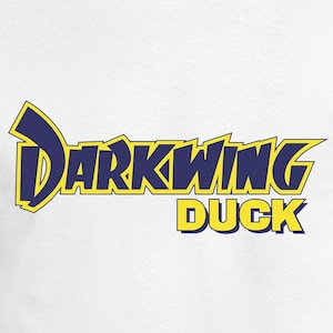 Puede incluir: Camiseta blanca con un gráfico amarillo y azul que dice "Darkwing Duck".