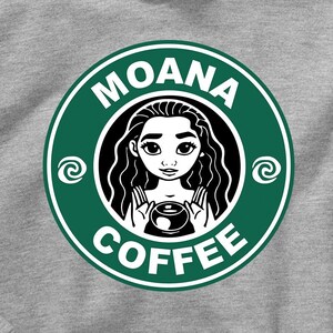 Puede incluir: Una sudadera gris con un logotipo circular verde que dice "Moana Coffee" con una imagen de dibujos animados de Moana dentro del c&iacute;rculo.