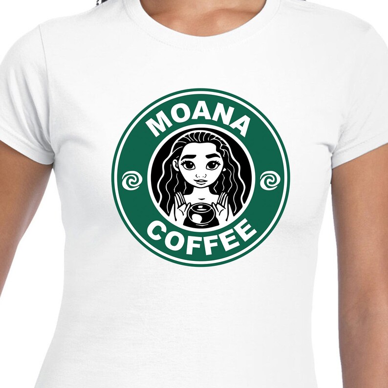 Puede incluir: Camiseta blanca con un logotipo circular verde que dice "Moana Coffee" con una imagen de dibujos animados de Moana sosteniendo una taza de caf&eacute; dentro del c&iacute;rculo.