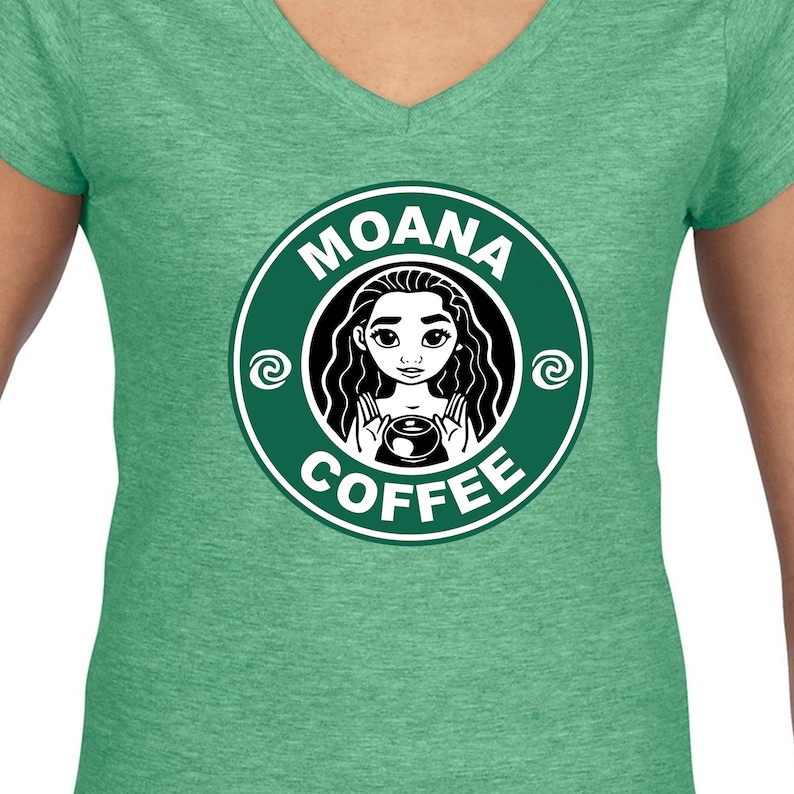 Puede incluir: Camiseta verde con un gr&aacute;fico en blanco y negro de Moana sosteniendo una taza de caf&eacute;. El gr&aacute;fico est&aacute; en el estilo del logotipo de Starbucks y dice "Moana Coffee".