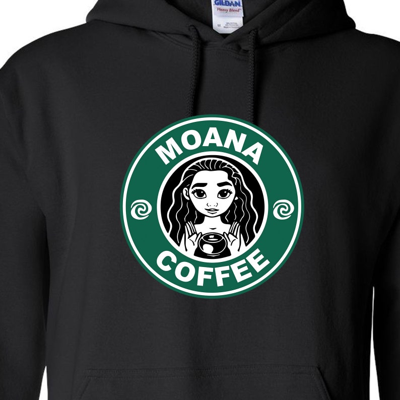 Puede incluir: Sudadera negra con un logotipo circular verde que presenta una imagen de dibujos animados de Moana sosteniendo una taza de caf&eacute;. El logotipo dice "Moana Coffee" en texto blanco.