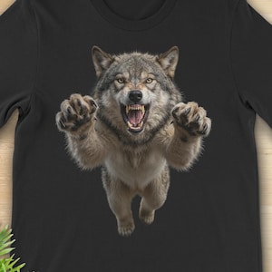 Puede incluir: Camiseta negra con un gráfico detallado de un lobo gruñendo con las patas extendidas. El lobo está representado en tonos grises y marrones. El texto "SINISTER DEXTER DESIGN" está en la parte superior izquierda. La palabra "BLACK" está abajo.