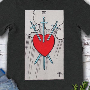 Carta de Tarô Vintage Três de Espadas - camiseta original desenhada à mão do baralho Rider Waite.