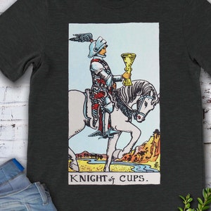 Carta de Tarô Vintage Cavaleiro de Copas - camiseta original desenhada à mão do baralho Rider Waite.