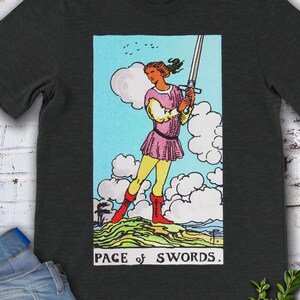 Pagina met vintage tarotkaart Swords - origineel handgetekende Rider Waite Deck-T-shirt.