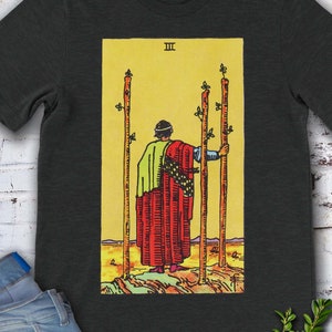 Carta del Tarot Vintage Tres de Bastos: camiseta original de Rider Waite Deck dibujada a mano.
