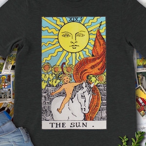 Camiseta original de Rider Waite Deck con carta del Tarot Vintage del Sol dibujada a mano.