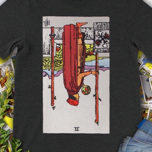 Camiseta con carta del Tarot invertida vintage Dos de Bastos: baraja original de Rider Waite dibujada a mano.