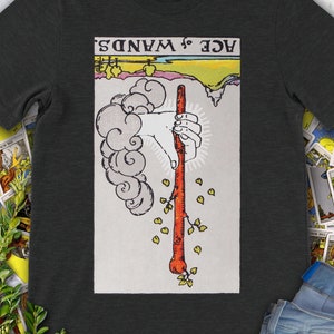 Carte de tarot inversé vintage Ace of Wands - t-shirt original de pont d'attente de cavalier dessiné à la main.