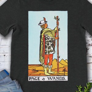 Pagina met Wands Vintage Tarot Card - origineel handgetekende Rider Waite Deck-T-shirt.
