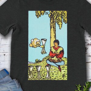 Four of Cups vintage tarotkaart: het originele handgetekende Rider Waite Deck-T-shirt.