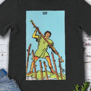Carta de Tarô Vintage Sete de Paus - camiseta original desenhada à mão do baralho Rider Waite.