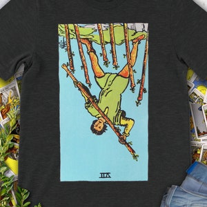 Seven of Wands Vintage Reversed Tarot Card - origineel handgetekende Rider Waite Deck-T-shirt.