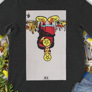 Carta del Tarot vintage invertida Cuatro de Oros o Pentáculos: camiseta original de Rider Waite Deck dibujada a mano.