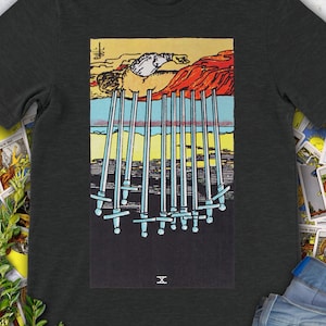 Camiseta con carta del Tarot invertida vintage Diez de Espadas: baraja original de Rider Waite dibujada a mano.