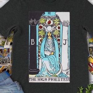 Camiseta premium con carta de Tarot original de la Suma Sacerdotisa, vintage, dibujada a mano, de Rider Waite Deck.