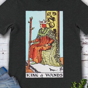 Vintage Tarotkaart King of Wands - origineel handgetekende Rider Waite Deck T-shirt