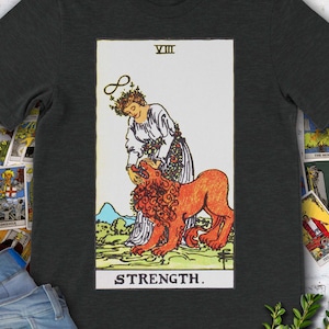 Camiseta com baralho original Rider Waite, desenhado à mão, com carta de tarô vintage Strength.