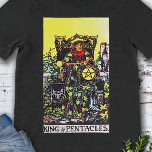 Rey de Oros o Pentáculos Carta del Tarot Vintage: Camiseta original de Rider Waite Deck dibujada a mano.