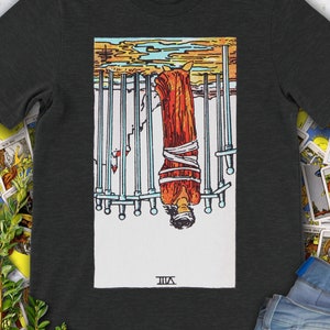 Carta del Tarot Ocho de Espadas Vintage Invertida: camiseta original de Rider Waite Deck dibujada a mano.