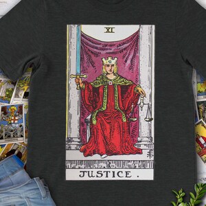 Camiseta premium con carta del Tarot original de la época de la Justicia, dibujada a mano, de Rider Waite Deck.