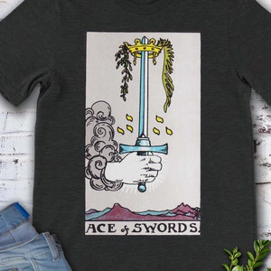 Vintage Tarotkaart Ace of Swords - origineel handgetekende Rider Waite Deck-T-shirt.