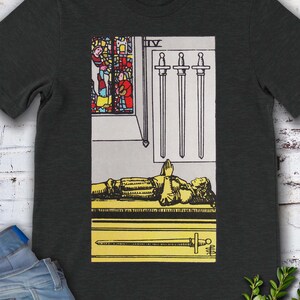 Carta del Tarot Vintage Cuatro de Espadas: camiseta original de Rider Waite Deck dibujada a mano.