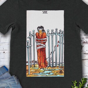 Carta del Tarot Vintage Ocho de Espadas: camiseta original de Rider Waite Deck dibujada a mano.