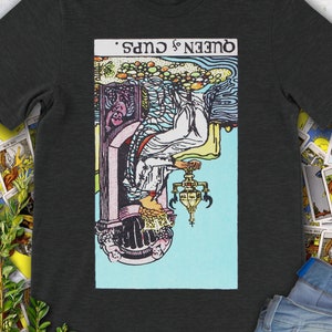 Camiseta con carta del Tarot invertida vintage Reina de Copas: la baraja original de Rider Waite dibujada a mano.