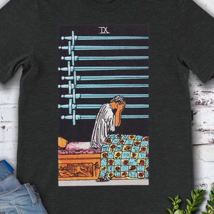 Nine of Swords Vintage Tarot Card - origineel handgetekende Rider Waite Deck T-shirt.