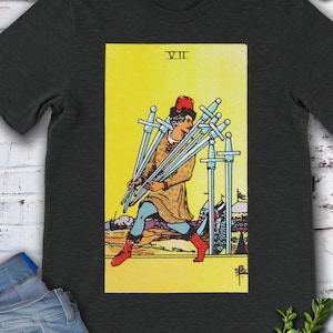 Carta del Tarot Vintage Siete de Espadas: camiseta original de Rider Waite Deck dibujada a mano.