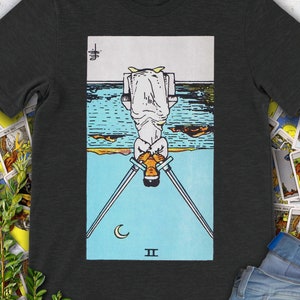 Camiseta con carta del Tarot invertida vintage Dos de Espadas: baraja original de Rider Waite dibujada a mano.