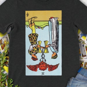 Two of Cups vintage omgekeerde tarotkaart - het originele handgetekende Rider Waite Deck T-shirt.