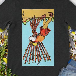 Camiseta con carta del Tarot invertida vintage Diez de Bastos: baraja original de Rider Waite dibujada a mano.