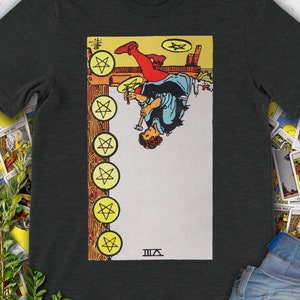 Acht munten of pentakels Vintage omgekeerde tarotkaart - handgetekend origineel Rider Waite Deck-T-shirt.
