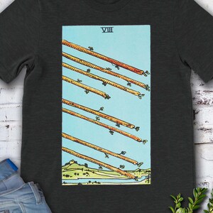 Carta del Tarot Vintage Ocho de Bastos: camiseta original de Rider Waite Deck dibujada a mano.