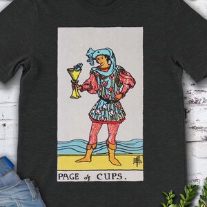 Carta del Tarot Vintage Page of Cups: la camiseta original de la baraja Rider Waite dibujada a mano.