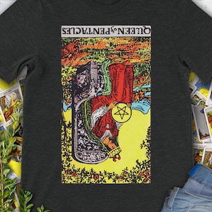 Camiseta original de Rider Waite Deck con carta del Tarot vintage invertida Reina de Oros o Pentáculos dibujada a mano.
