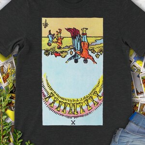 Camiseta con la carta del Tarot Diez de Copas invertida vintage: la baraja original de Rider Waite dibujada a mano.