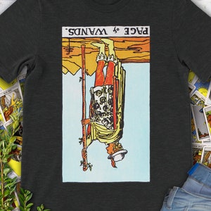 Carta de Tarô Invertida Vintage da Página de Paus - camiseta original desenhada à mão do baralho Rider Waite.