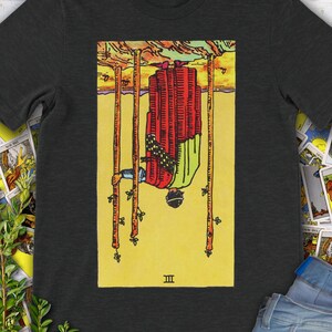 Carta del Tarot Tres de Bastos Vintage Invertida: camiseta original de Rider Waite Deck dibujada a mano.