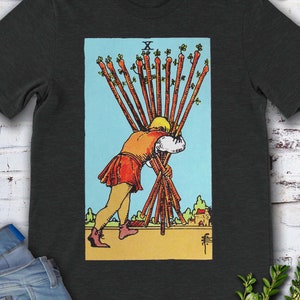Camiseta con carta del Tarot vintage Diez de Bastos, baraja original de Rider Waite dibujada a mano.