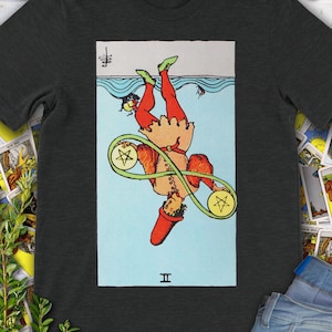 Twee munten of pentakels Vintage omgekeerde tarotkaart - handgetekend origineel Rider Waite Deck-T-shirt.